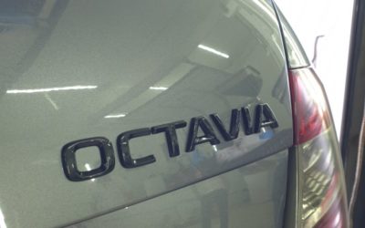 Skoda Octavia — покраска значков и шильдиков в чёрный глянец