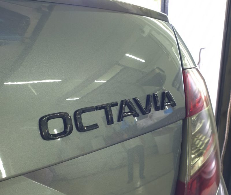 Skoda Octavia — покраска значков и шильдиков в чёрный глянец