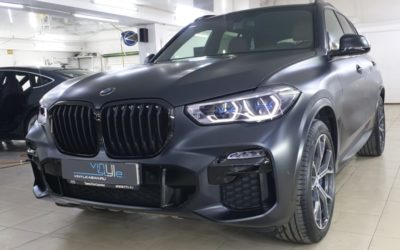 BMW X5 в кузове G05 — оклейка кузова в матовую полиуретановую пленку, покраска в черный цвет насадок от выхлопа, значков, шильдиков, и решётки радиатора, тонировка и бронирование