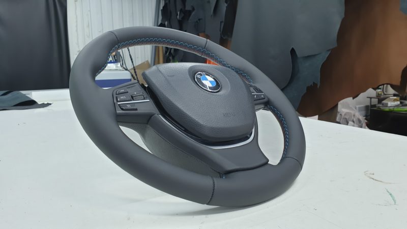 BMW 5 series — перетяжка руля с утолщением, ремонт водительского сидения, ремонт подлокотника в дверной карте