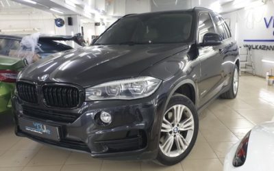 BMW X5 — оклейка чёрной глянцевой плёнкой оконных молдингов и клыков на бампере, тонировка