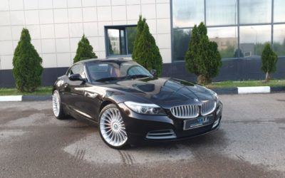 BMW Z4 — оклейка автомобиля тёмно коричневой глянцевой пленкой с блёстками