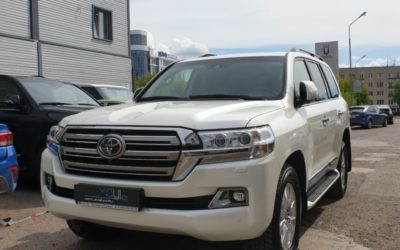 Toyota Land Cruiser 200 — легкая полировка, комплексное бронирование, керамика в 3 слоя, тонировка задней полусферы Llumar