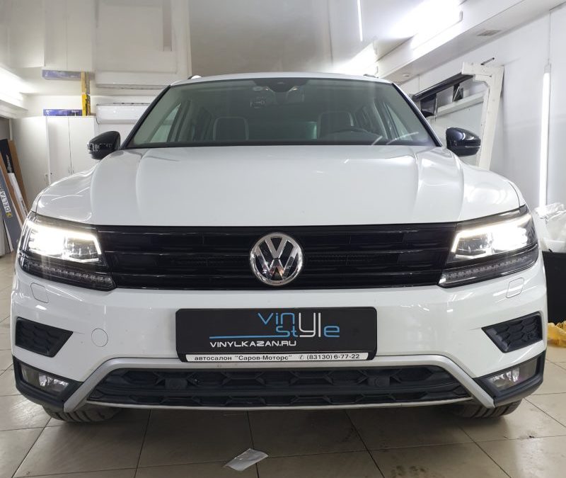 VW Tiguan — оклейка решётки и ресничек чёрной глянцевой плёнкой с min шагренью, установка сетки