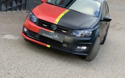 Оклейка VW Polo — оклейка кузова автомобиля черной матовой и красной пленкой, антихром