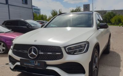 Mercedes GLC 200 — оклейка кузова в белый сатин, антихром, оклейка части кузова черной глянцевой пленкой, бронирование зон риска и лобового, тонировка