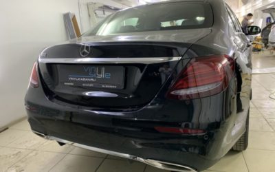 Тонировка фонарей и отражателей Mercedes E300 пленкой Дельтаскин Виолет