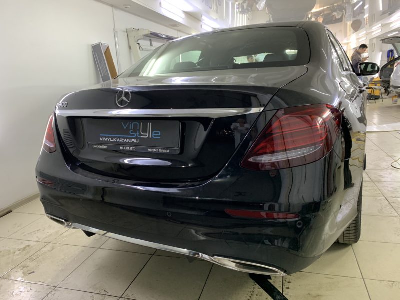 Тонировка фонарей и отражателей Mercedes E300 пленкой Дельтаскин Виолет