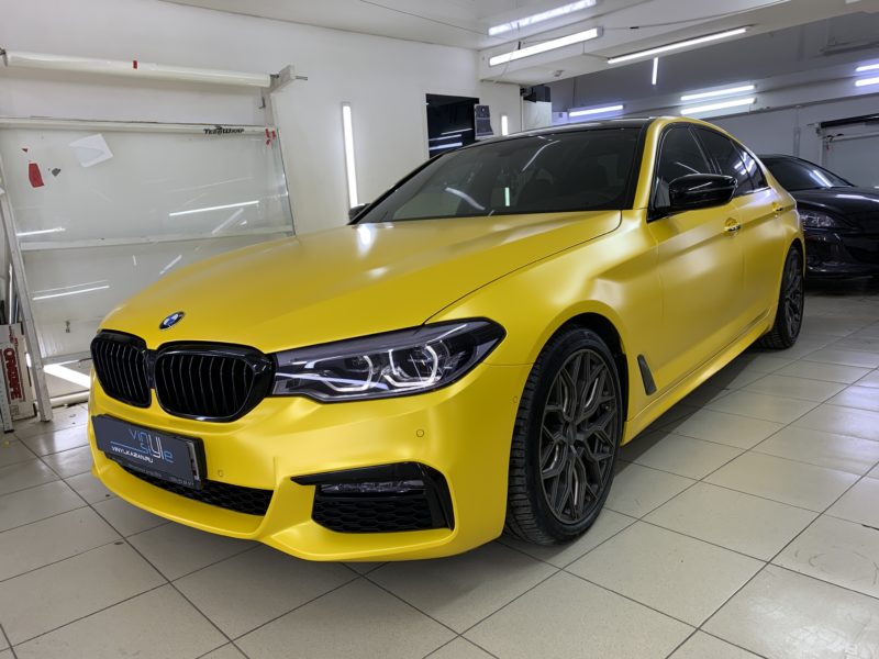 BMW 5 серии — оклейка кузова в жёлтый матовый металлик, шумоизоляция, тонировка, притемнение фар