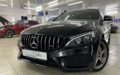 Mercedes C класса — заменили решетку, установка защитной сетки, замена значка