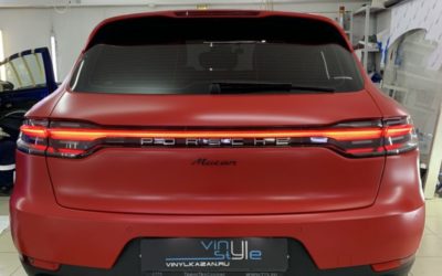 Оклейка кузова Porsche Macan красной матовой плёнкой Avery Dennison, покраска дисков в черный глянец