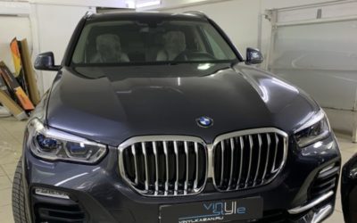 BMW X5 — тонировка передних стекол атермальной пленкой зеленоватого оттенка, боковые стекла пленкой UltraVision, тонировка задних Llumar