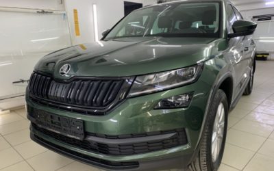 Бронирование полиуретановой пленкой кузова Skoda Kodiaq, замена окантовки решетки на черную, установка защитной сетки