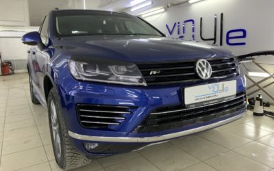 Выполнили частичный антихром для автомобиля Volkswagen Touareg, бронирование фар пленкой DeltaSkin