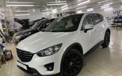 Mazda CX-5 — оклейка крыши и плавника чёрной гибридной плёнкой с идеальным зеркальным глянцем