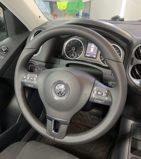 Volkswagen Tiguan — химчистка салона автомобиля, перетяжка руля натуральной кожей Nappa
