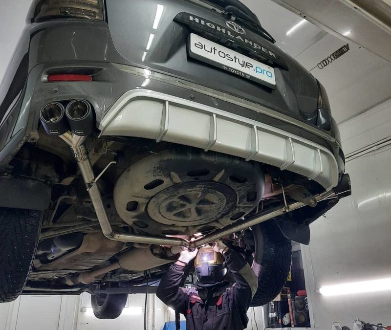 Toyota Highlander — раздвоение выхлопа, установили насадки, покрасили суппорта
