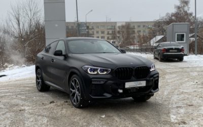 BMW X6 — оклейка матовой пленкой кузова, антихром, бронирование фар Stek, бронирование черных глянцевых вставок