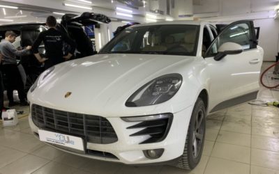 Ремонт вмятин, полученных на заправке, без покраски и тонировка стекол — Porsche Macan