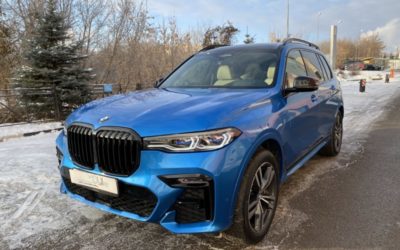 BMW X7 — оклеен в ярко-синий глянцевый металлик