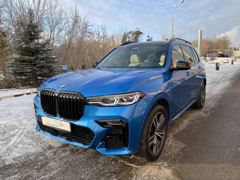 BMW X7 — оклеен в ярко-синий глянцевый металлик