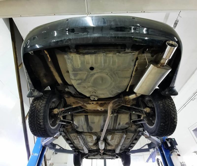 Toyota Camry v40 — убрали стоковую банку, установили глушитель MG-RACE и декоративную насадку