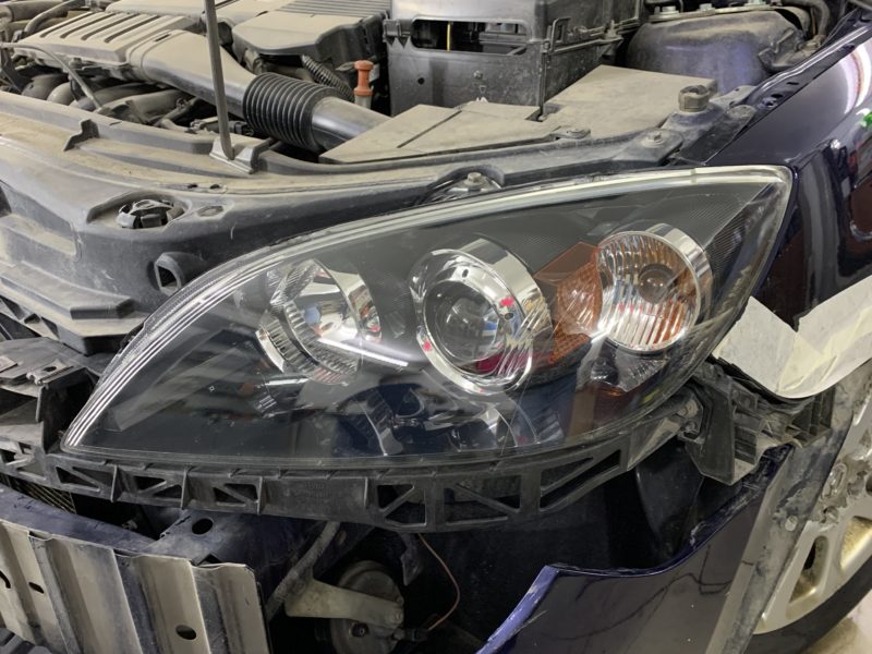 Заменили штатные галогеновые линзы автомобиля Mazda 3 на светодиодные bi-led модули
