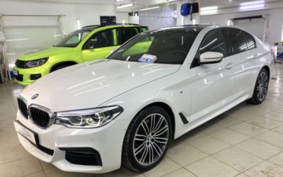 BMW 530D — установка охранного комплекса Пандора, оклейка крыши черной глянцевой пленкой, тонировка стекол