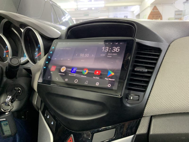 Вместо штатного кнопочного головного устройства установили современную продвинутую мультимедийную систему на базе Android в автомобиль Chevrolet Cruze