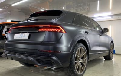 Audi Q8 — оклейка всего кузова матовой пленкой Дельтаскин, затемнение оптики, антихром, оклейка и пошив ковриков