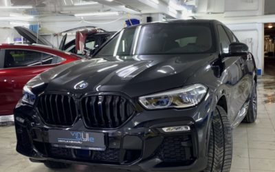 BMW X6 — покрасили серый пластик и хромированные элементы в чёрный цвет, оклеили «зоны риска» полиуретановой плёнкой