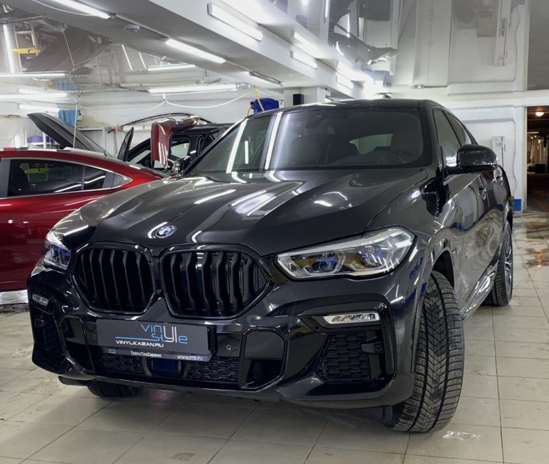 BMW X6 — покрасили серый пластик и хромированные элементы в чёрный цвет, оклеили «зоны риска» полиуретановой плёнкой