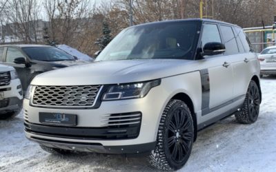 Range Rover Vogue на полной оклейке матовой полиуретановой плёнкой, оклейка чёрной глянцевой плёнкой жабр, молдингов на дверях и других элементов