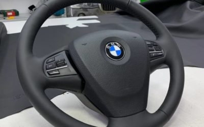 BMW X3 — установили скрытый видеорегистратор под оригинальную накладку под зеркало, скрытая установка беспроводного зарядного устройства, перетяжка руля в натуральную кожу