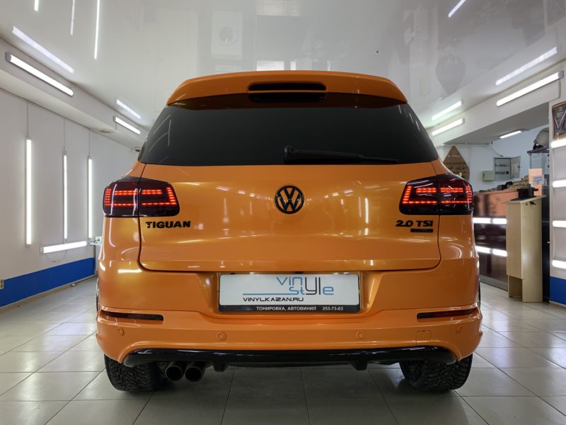 Volkswagen Tiguan — оклеили кузов целиком с дверными проёмами и багажником в оранжевый цвет, антихром с покраской элементов, частичное бронирование