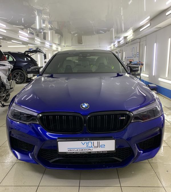 BMW M5 competition — заменили ремни безопасности на ярко желтые, притемнили передние фары пленкой Stek, тонировка стекол Llumar