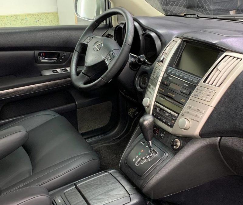 Lexus RX 350 — шумоизоляция салона, восстановление систем безопасности, перетяжка потолка, сидений, дверей, руля и подлокотников, аквапринт, покраска пластика