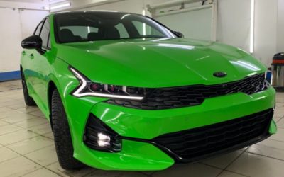 Kia К5 — оклейка кузова зелёной глянцевой плёнкой, полный антихром, покраска суппортов