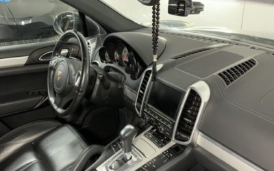 Porsche Cayenne — перетяжка торпеды в кожу под оригинал