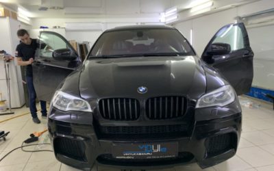 BMW X6 — тонировка лобового стекла пленкой хамелеон, тонировка боковых атермальной пленкой