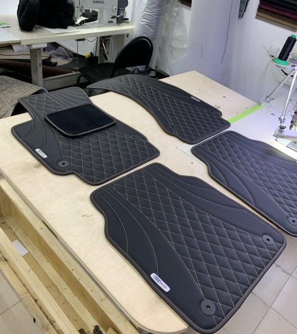 Дополнили кожаные коврики для Audi S8 ворсовым подпятником