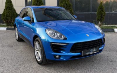 Оклейка автомобиля Porsche Macan S пленкой цвета Cerulean Blue