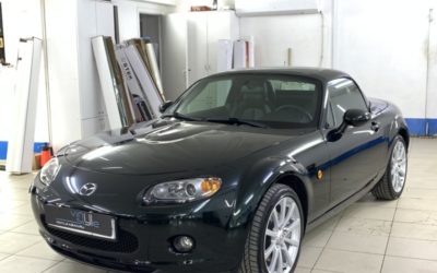 Забронировали весь кузов автомобиля Mazda MX-5 полиуретановой пленкой, сделали химчистка салона