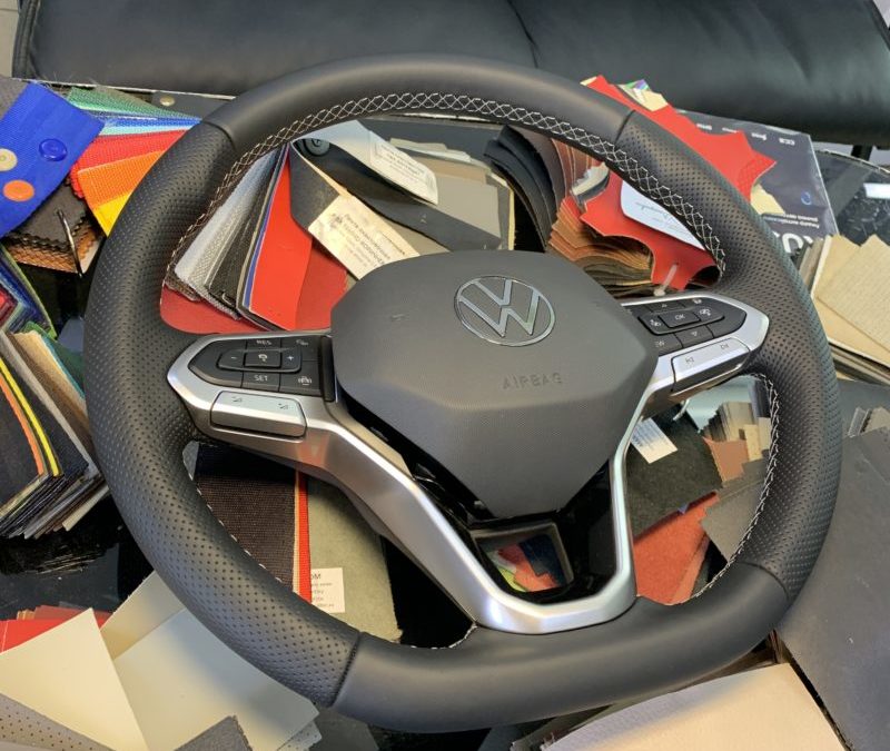 Перетяжка руля нового автомобиля Volkswagen Tiguan нату