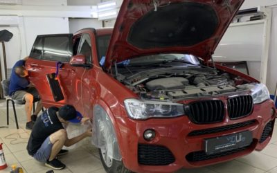 BMW X3 — выпрямили вмятину без покраски, легкая полировка, бронирование арок полиуретановой пленкой