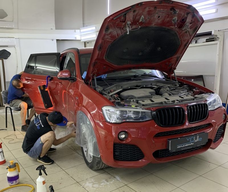 BMW X3 — выпрямили вмятину без покраски, легкая полировка, бронирование арок полиуретановой пленкой