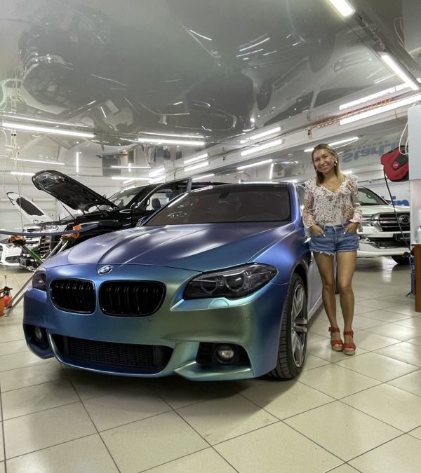 BMW 5 series в кузове f10, 2012 года — оклейка пленкой хамелеон и целый комплекс работ