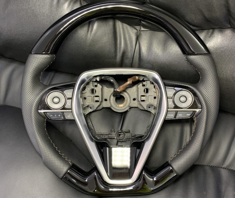 Toyota Camry V70 — восстановили пластик путём покраски в чёрный глянец и перетянули в натуральную кожу