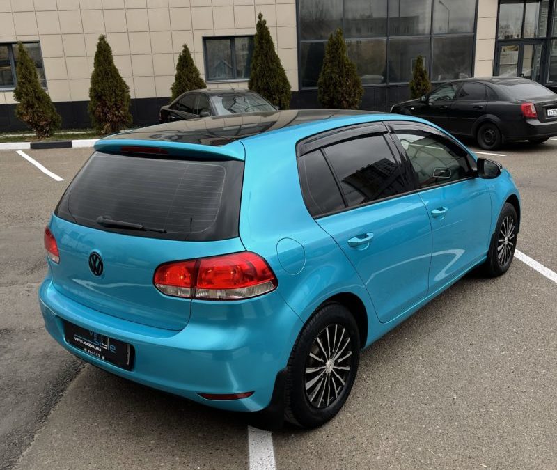 Volkswagen Golf — оклейка кузова пленкой синий глянец, оклейка крыши и зеркал черной глянцевой пленкой
