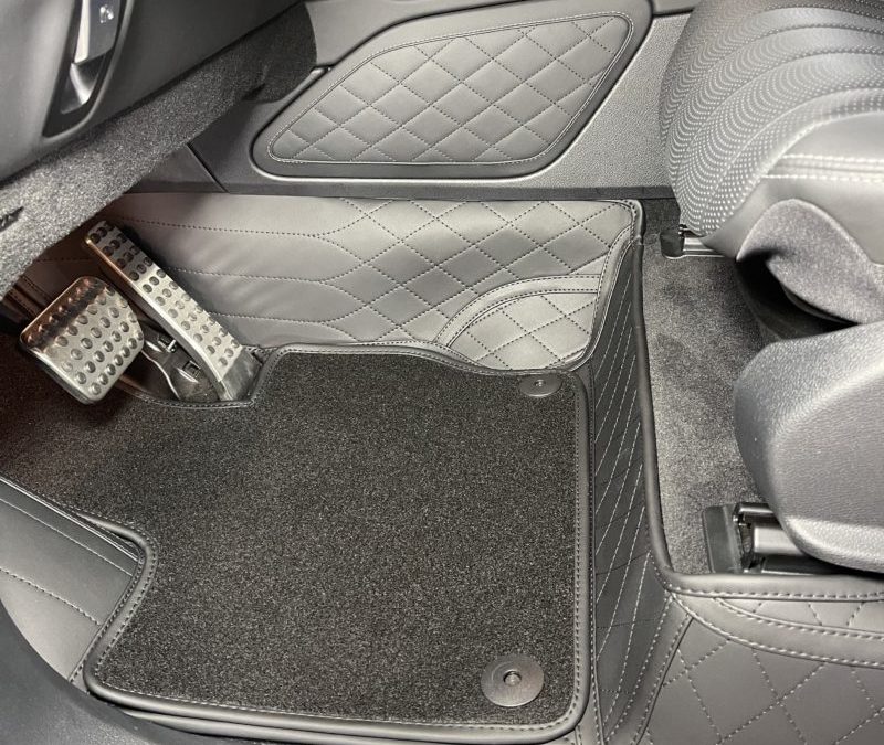 Mercedes G63 — пошив 3D ковров из экокожи и ворсовых сверху
